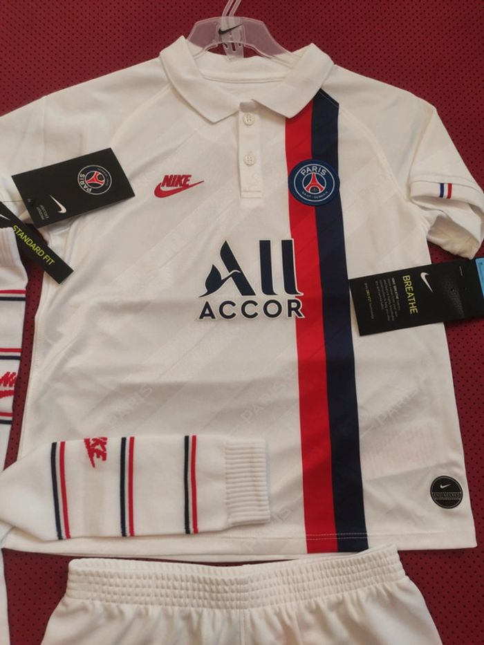 Tenue de foot PSG, Nike Authentique Officiel taille enfant 5/6 ans, Neuf - photo numéro 2