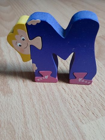 Décoration en bois en forme de lettre M