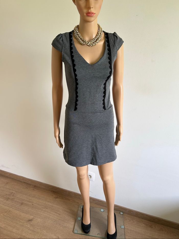 Robe grise et noire neuve à manches courtes Naf Naf taille XS - photo numéro 3