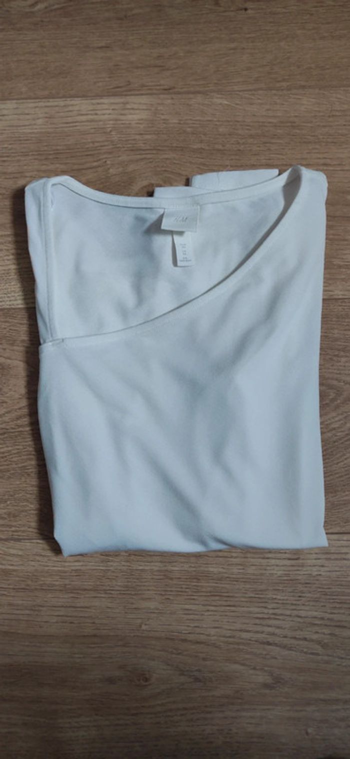 Tee shirt manches longues blanc avec décolleté asymétrique - photo numéro 4