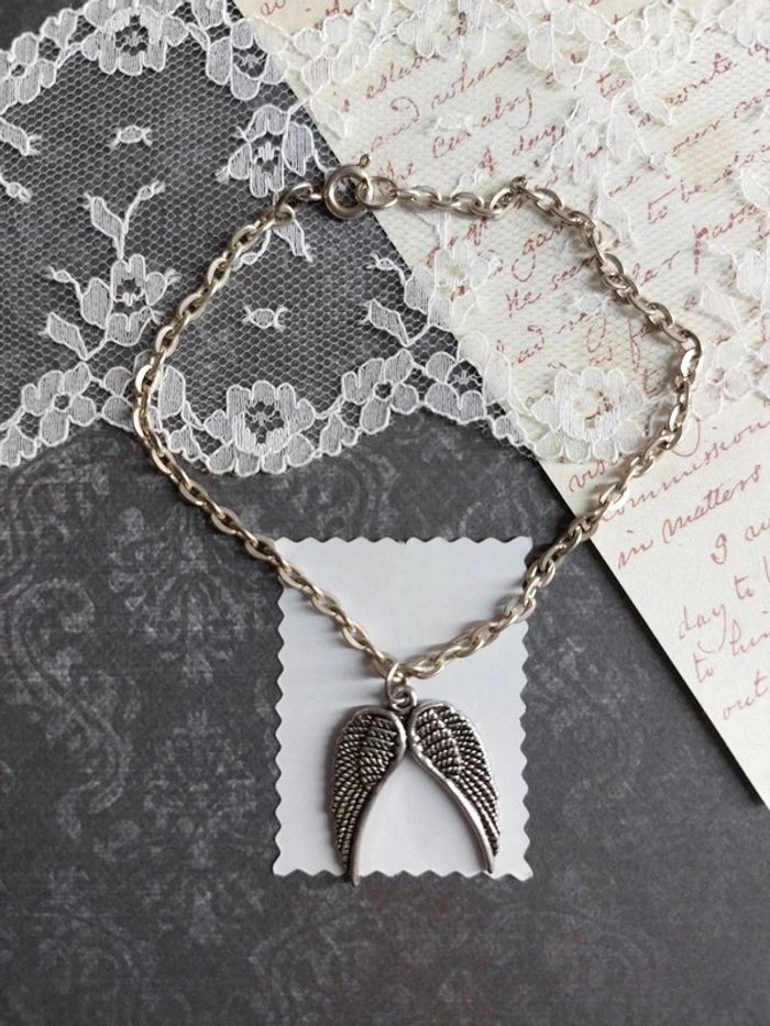 magnifique bracelet avec breloque aile d'ange couleur argenté - photo numéro 5