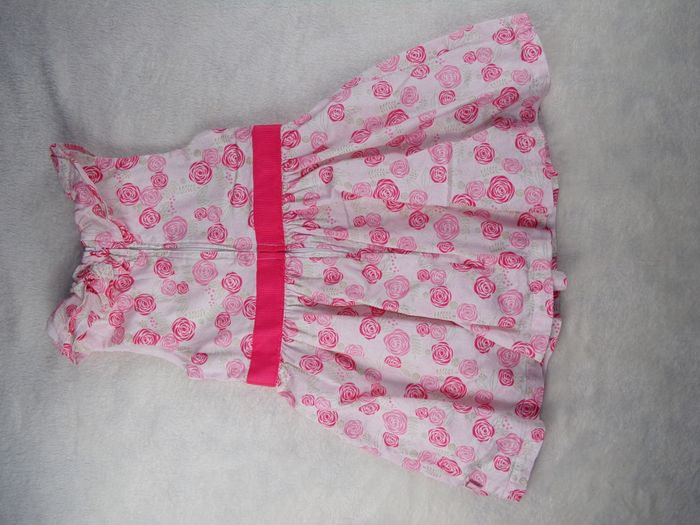 Robe "roses" 5 ans - photo numéro 2