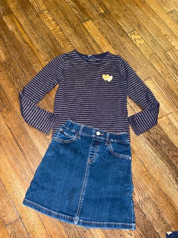 Jupe uniqlo (tres bon état ) et t-shirt okaidi (très bon état mais une micro tache)