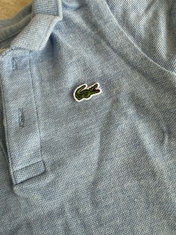 Polo Lacoste bleue clair taille 12 mois en parfaite état 