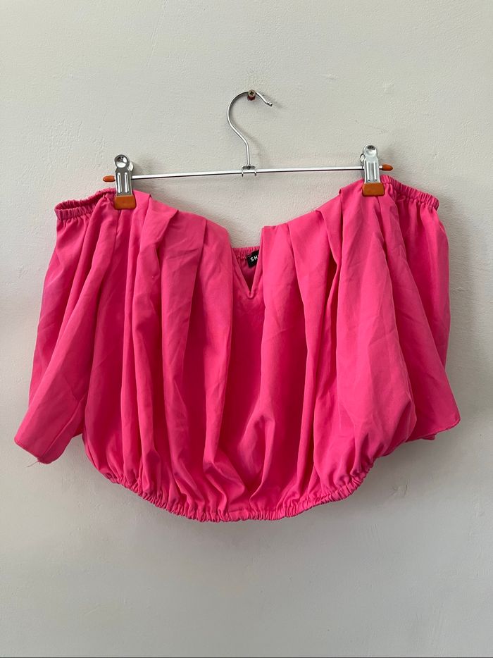 Blouse courte d’été épaules dénudées col V rose