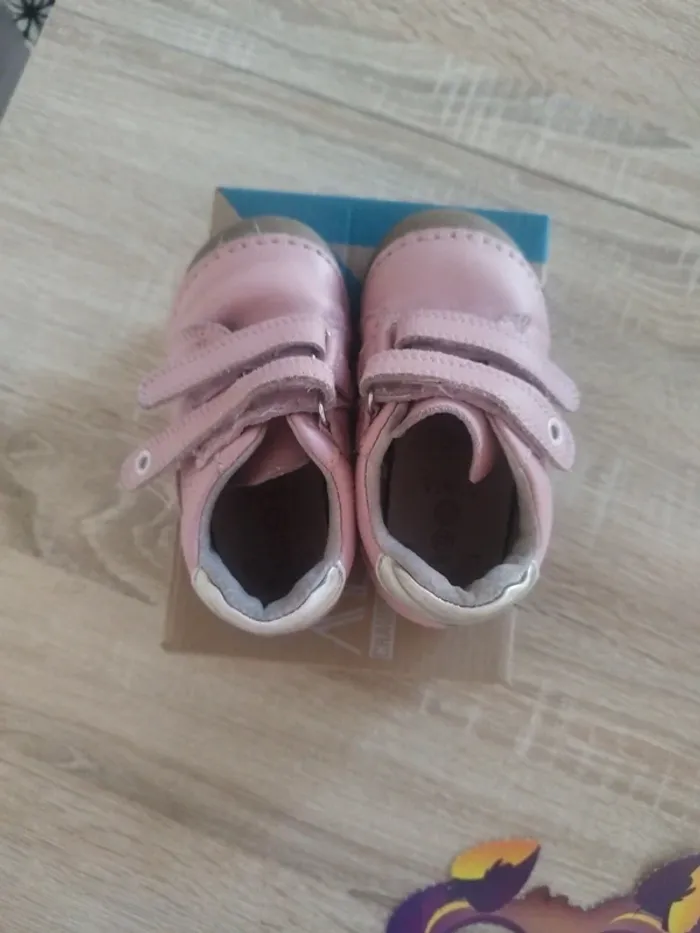 Chaussures bébé rose a scratch - photo numéro 3