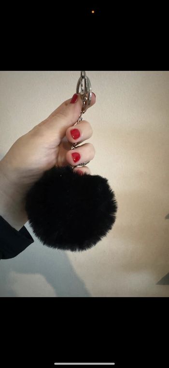 Porte cle pompom noir
