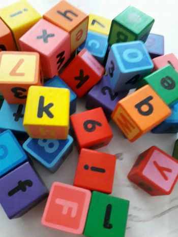 Cube en bois chiffres et lettres