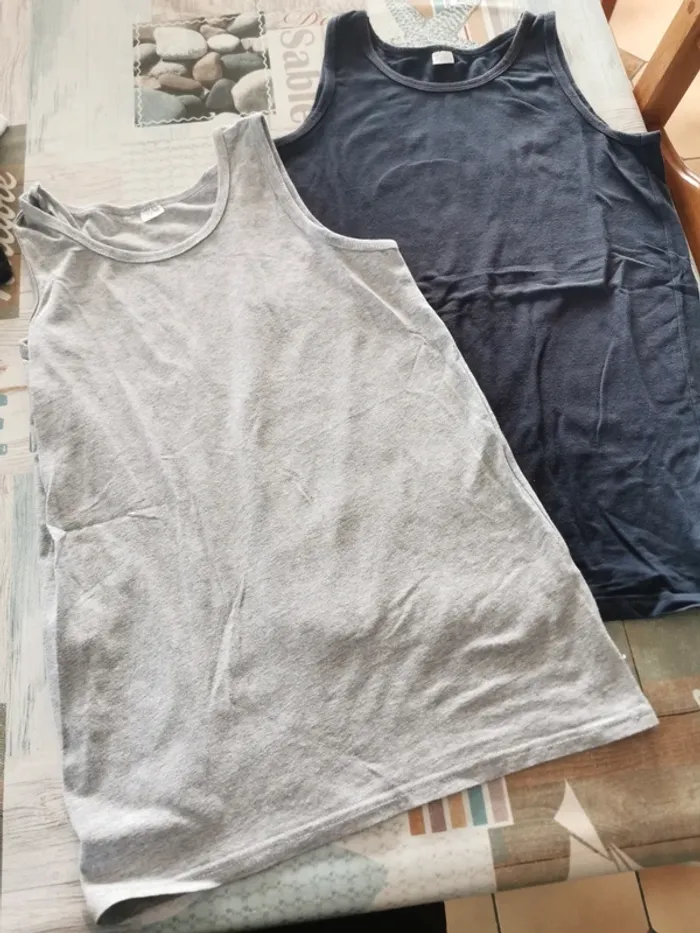 Lot de 2 débardeurs taille 170 176
