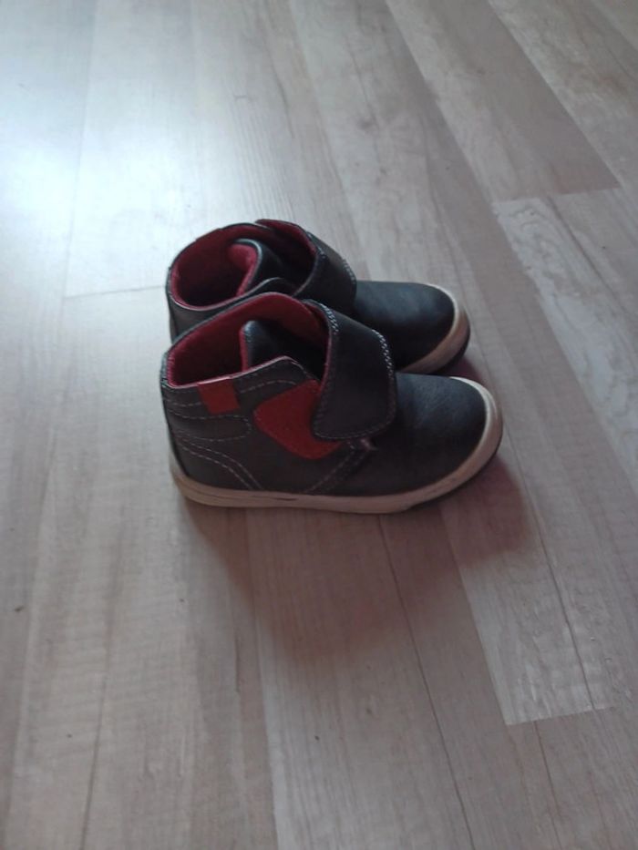 Très jolie chaussures pour garçon - photo numéro 2