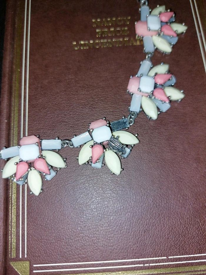 Magnifique collier couleur argenté avec plastron de strass - photo numéro 5