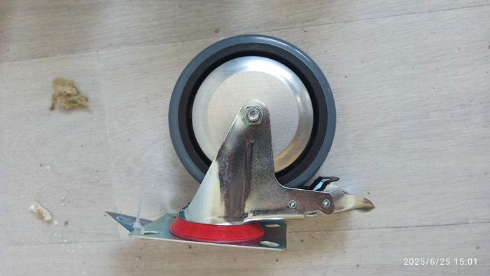 5 grosses roues pivotantes avec freins - photo numéro 5