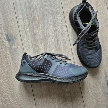 Tres jolie basket grise. Taille 37. Marque Npo. En excellent état