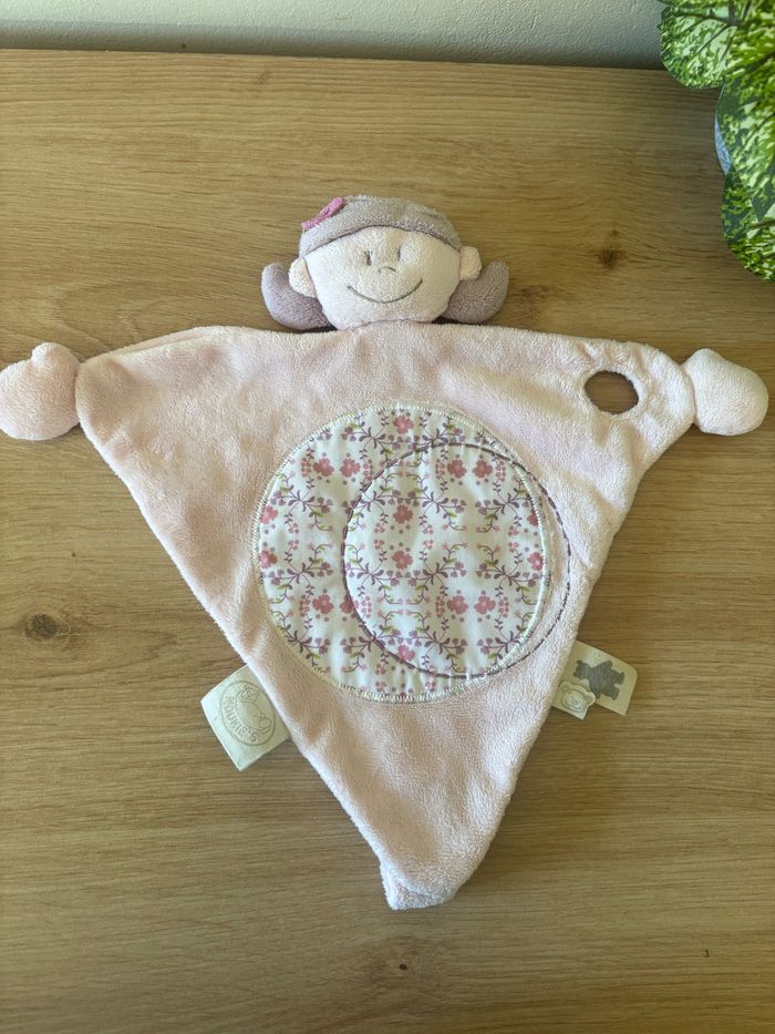 Doudou plat poupée fille kali Nina rose fleur  attache sucette noukies