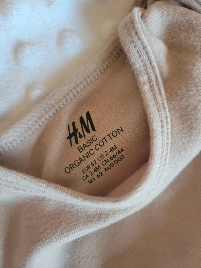 T-shirt manches longues beige uni H&M - Taille 2-4 mois (62 cm) Très bon état - photo numéro 3