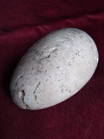 Oeuf en pierre longueur 8 cm