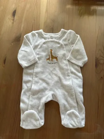 Vend pyjama 1 pièce marque tape à l'oeil taille 0 mois en très bonne état