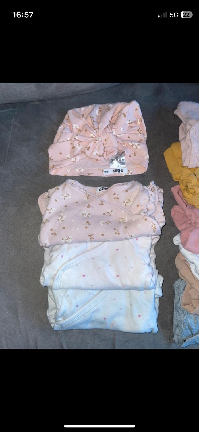 Lot 13 bodies + 1 bonnet : 6 mois bébé fille - photo numéro 2