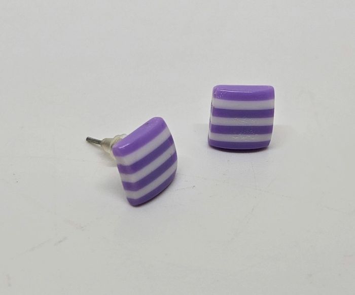 Paire de boucles d'oreilles.
Neuve.
Carré Violet