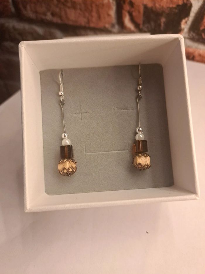 Boucles d'oreilles pendante marron beige blanc et argenté - photo numéro 7
