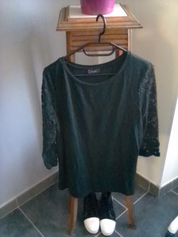 Pull vert avec manche dentelle taille 42