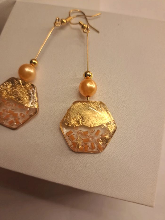 Boucles d'oreilles pendante en résine orange et doré - photo numéro 4