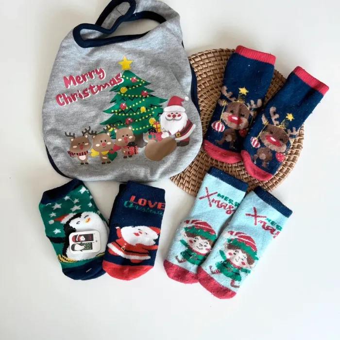 Lot Noël chaussettes et bavoirs