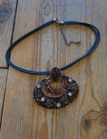 Collier pendentif marron brillant métallique