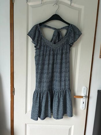 Robe à manches courtes rayée bleu marine et blanche