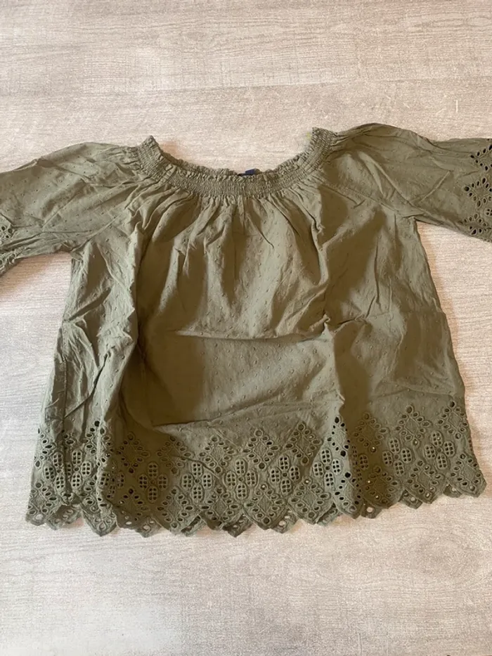Blouse kaki bohème chic – broderies anglaises et manches 3/4