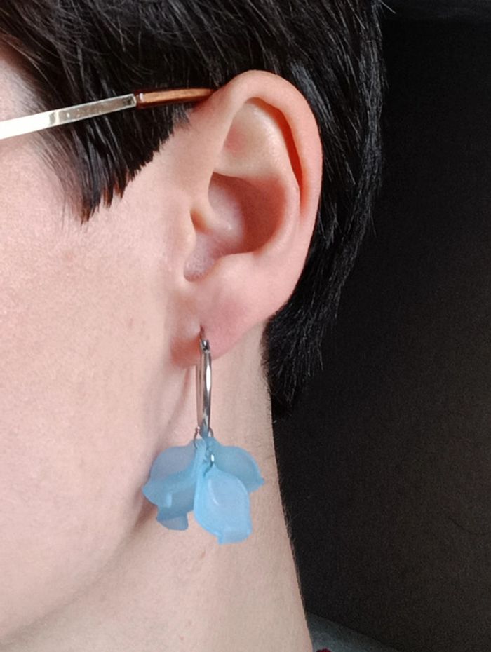 Jolies créoles à pétales en acrylique - photo numéro 3