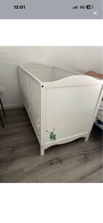 Lit à barreaux avec matelas