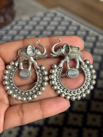 Boucles d’oreilles éléphant en métal argenté vieilli