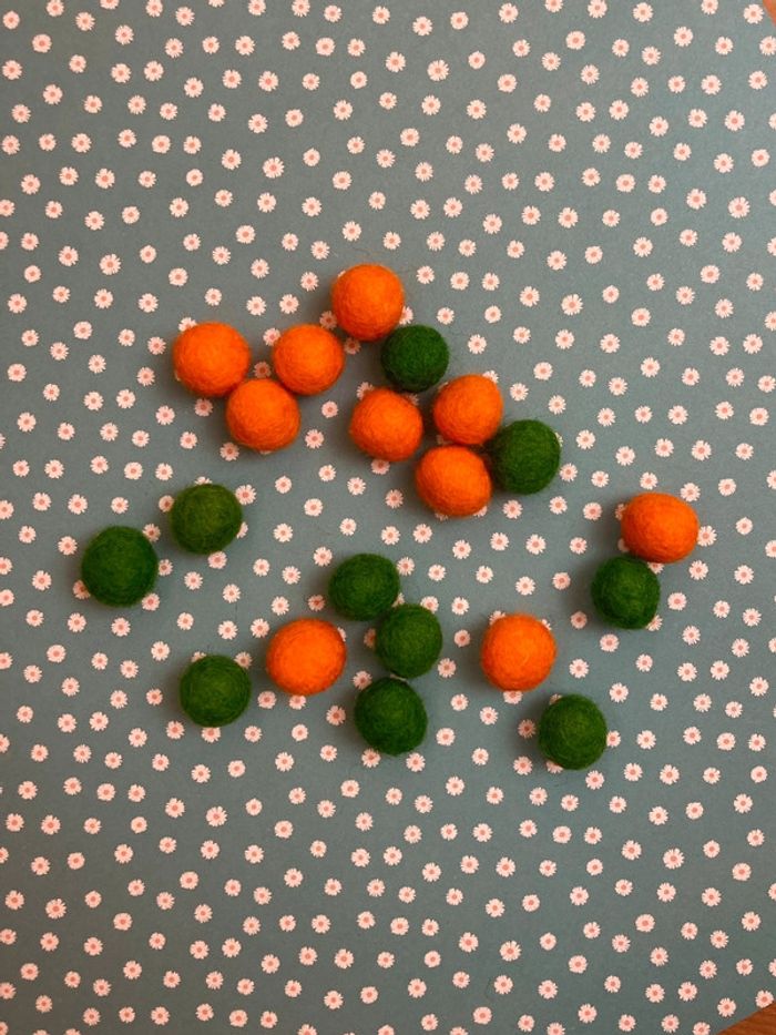 Pompons en feutre d'1,5cm orange et vert - photo numéro 2