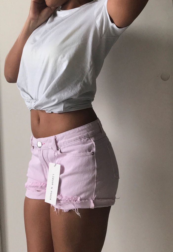 Short en jean couleur rose poudré taille basse à bords bruts marque Liquor N Poker - photo numéro 3