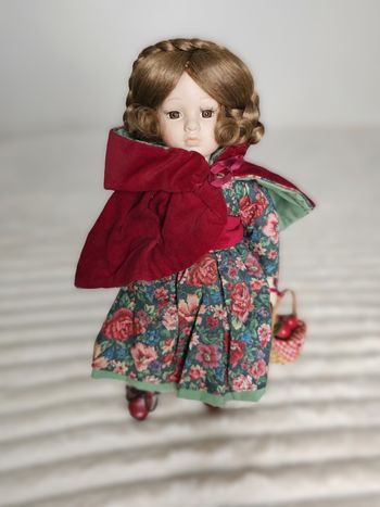 🍒 Poupée 6 – Poupée de collection 41 cm – Tête en porcelaine – Style chaperon rouge