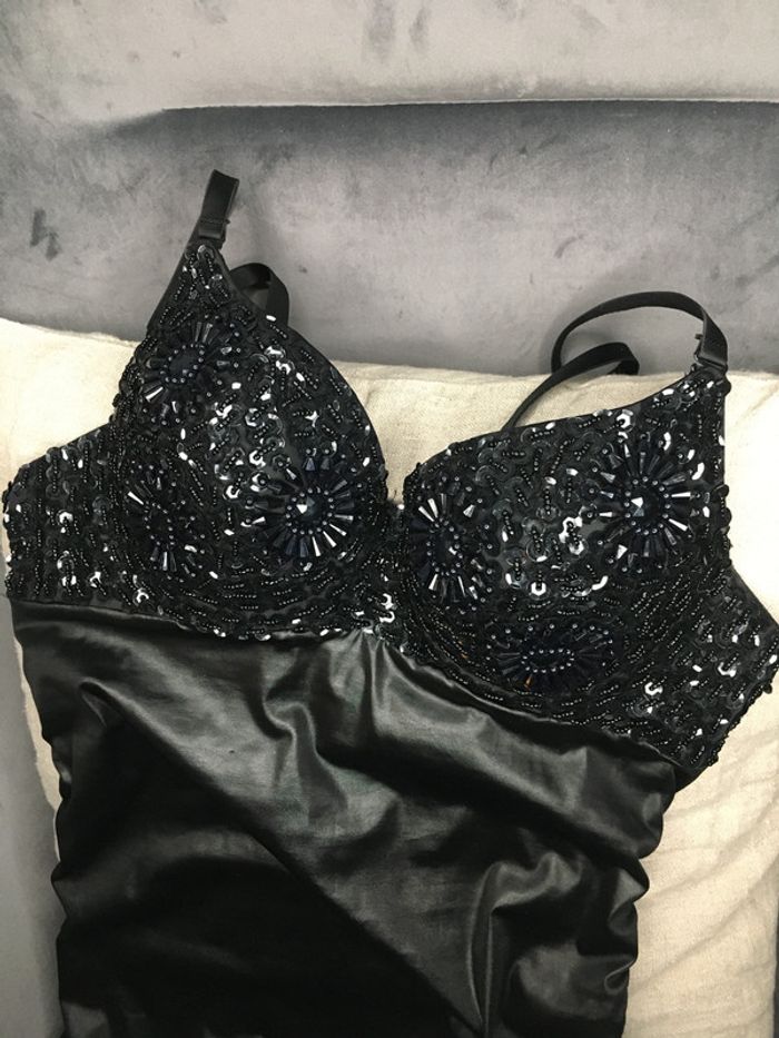 Robe noir avec des coques muni de perles - photo numéro 4