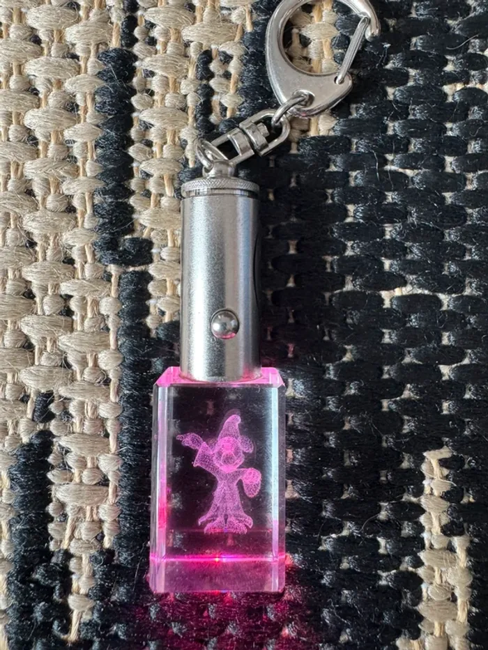 Porte-clés 3D lumineux Mickey - photo numéro 2