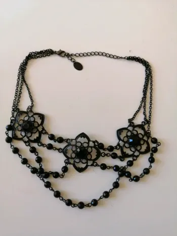 Collier noir ras de cou