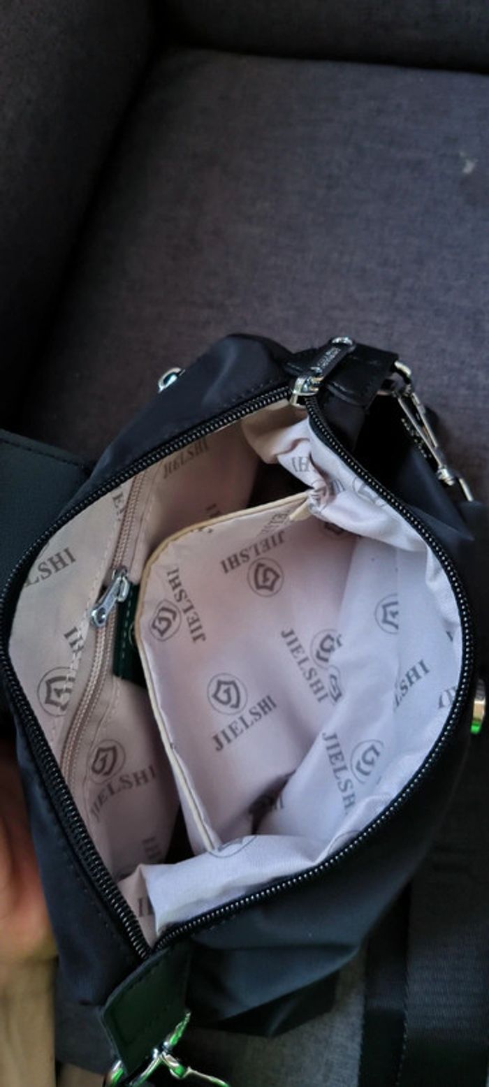 Sac à bandoulière très tendance de très bonne qualité avec compartiment - photo numéro 11