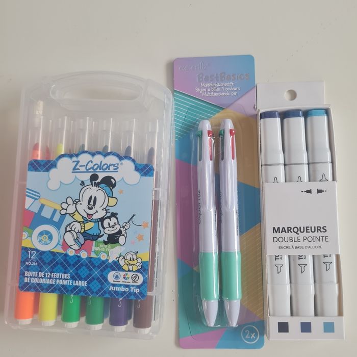 Lot de stylos et feutres