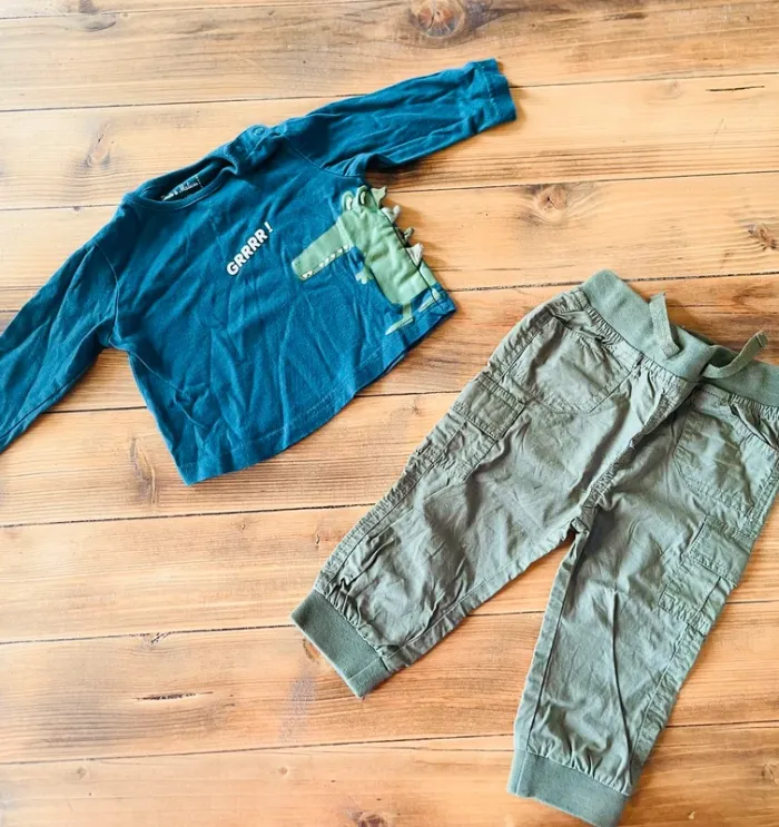 Ensemble pantalon cargo kaki et top bleu marine 6 mois