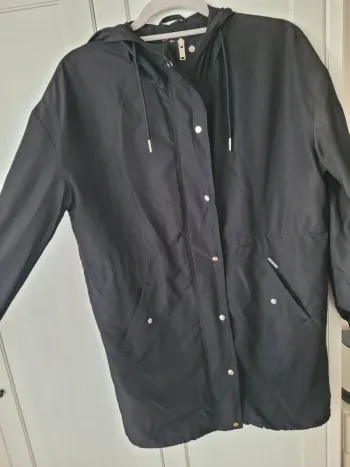 Imperméable noir à capuche
