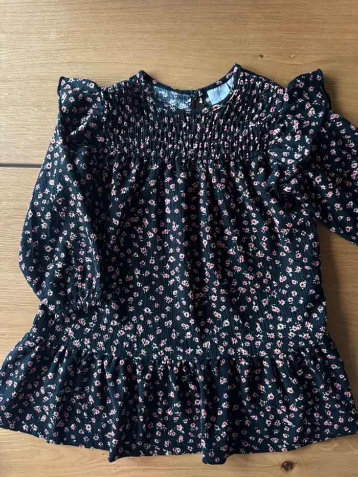 Robe ML fluide noire avec petites fleurs roses 🌸 - Taille 4 Ans - photo numéro 2