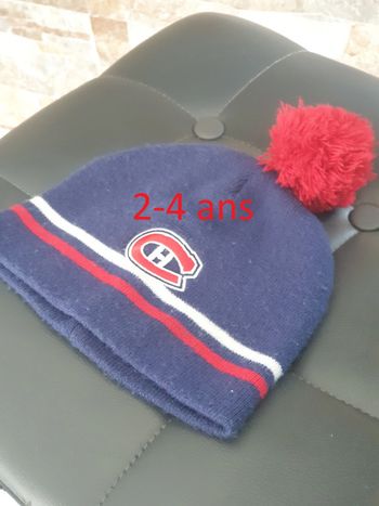 1 bonnet bleu et rouge avec pompon 2-4 ans