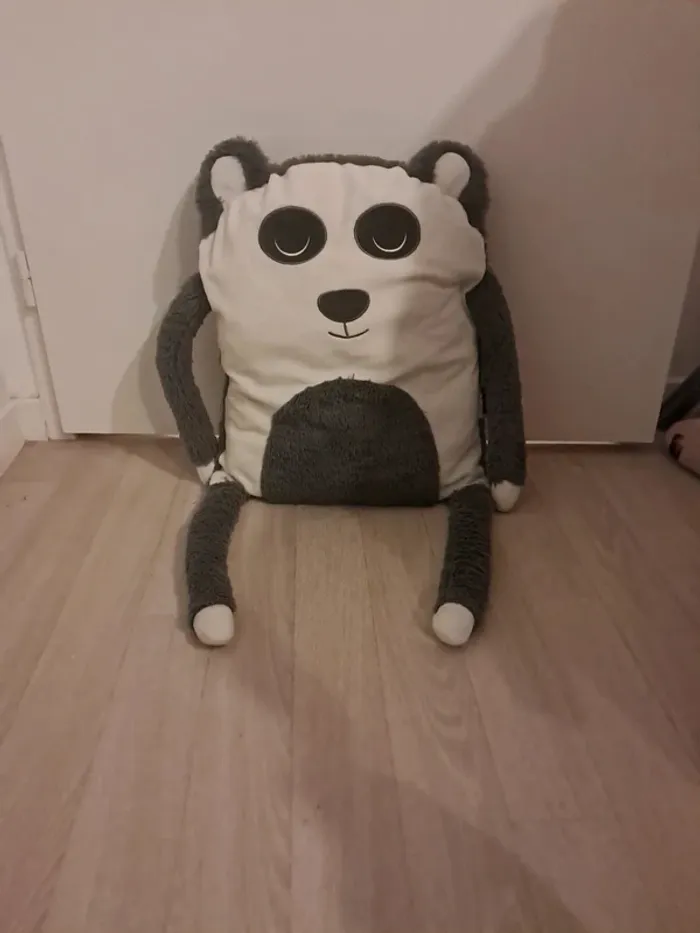 Coussin panda en peluche