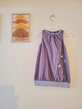 Robe courte violette motif papillons "vertbaudet" taille 6 ans
