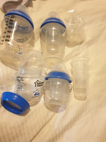 Lot de 4 biberons et accessoire