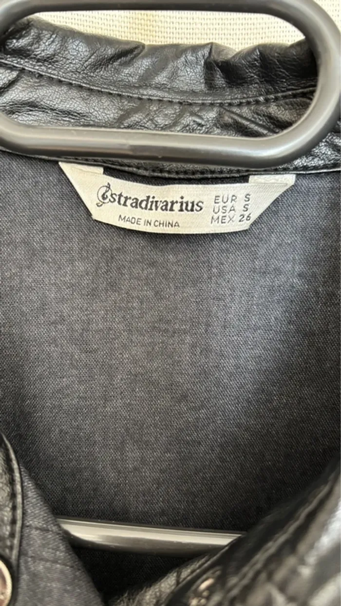 Chemise en cuir noir stradivarius - photo numéro 3