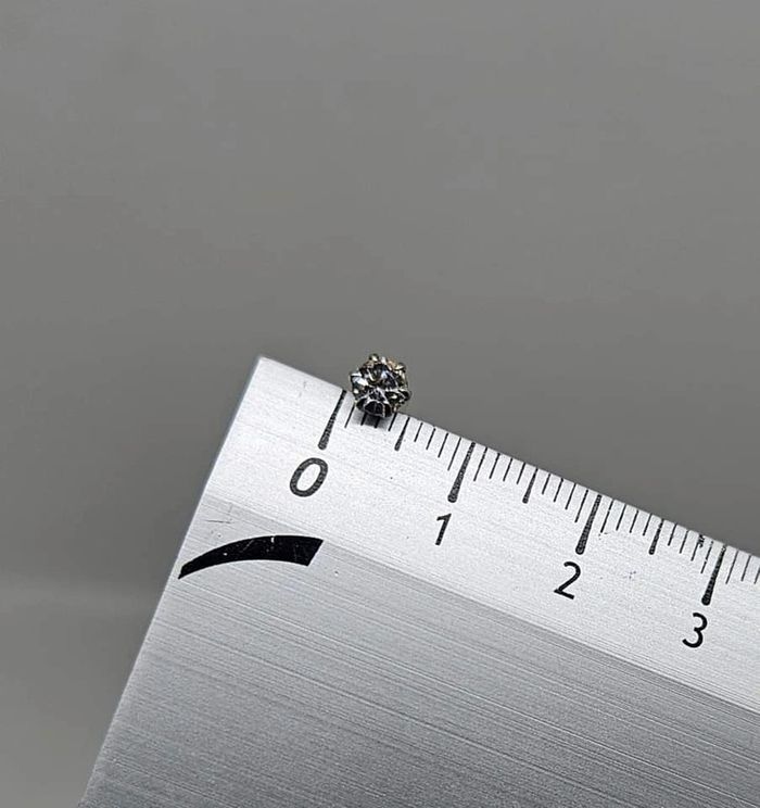 Paire de boucles d'oreilles.
Neuve 1a